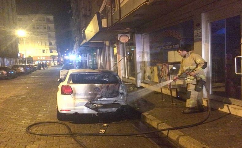 İzmir'de park halindeki araç kundaklandı