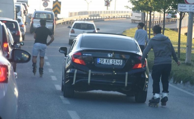 İzmir'de patenli gençlerin tehlikeli oyunu