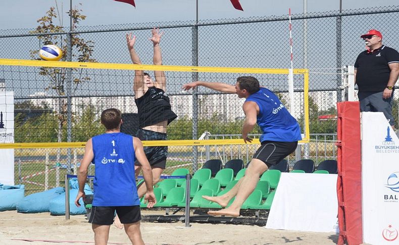 İzmir'de plaj voleybolu heyecanı başladı