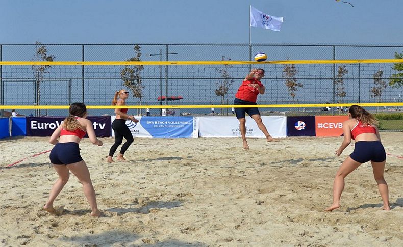 İzmir'de plaj voleybolu şöleni başlıyor