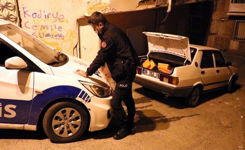 İzmir'de polisin kovaladığı sürücü araçtaki 2 kadını bırakıp yaya olarak kaçtı
