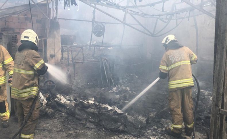 İzmir'de polyester atölyesindeki yangın hasara neden oldu