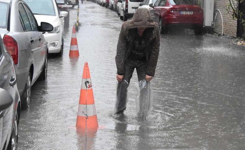 İzmir'de sağanak etkili oldu