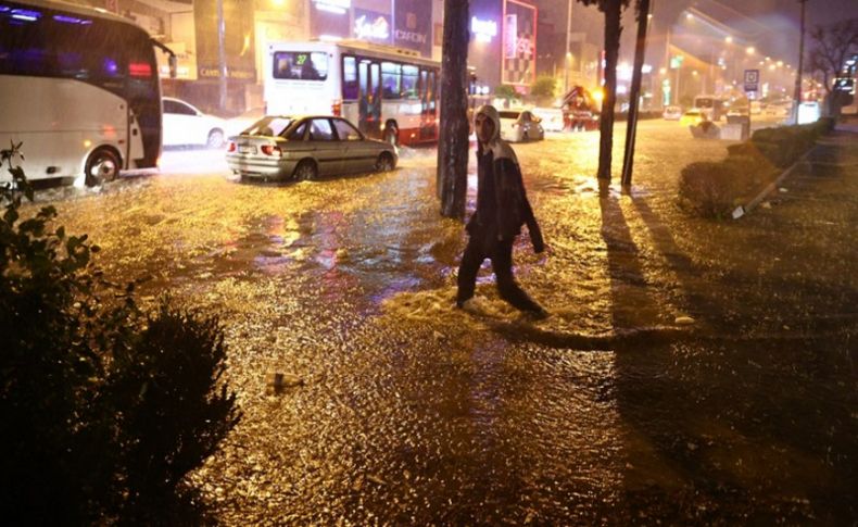 İzmir'de sağanak etkili oluyor