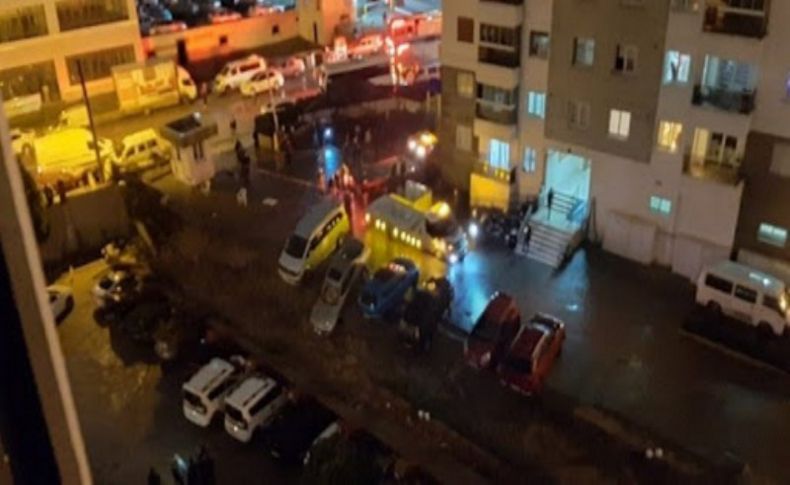 İzmir'de sitenin istinat duvarı çöktü, 29 araçta hasar oluştu