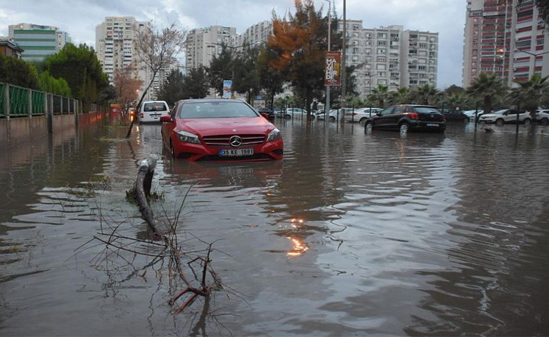 İzmir'de sağanak ve lodos etkili oldu... Evlerinden çıkamadılar!