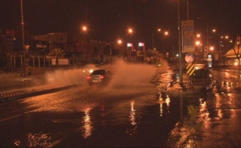 İzmir'de önce sağanak ardından kar!