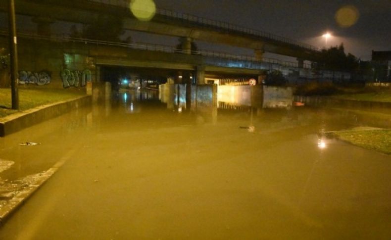 İzmir'de sağanak yağış etkili oldu