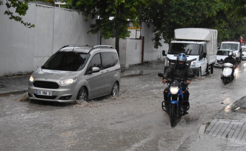 İzmir'de sağanak; yollar göle döndü