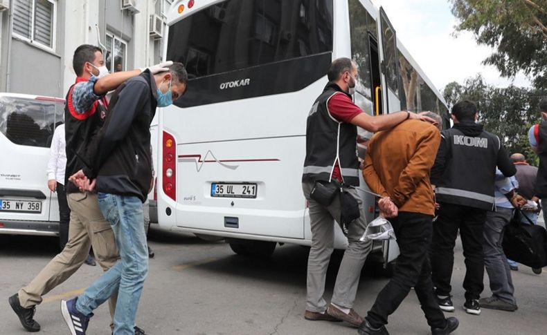 İzmir'de sahte içki operasyonlarında yakalanan 20 zanlı adliyeye sevk edildi