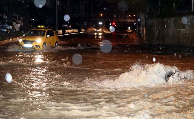 İzmir'de sağanak kabusu... Bir alt geçit ulaşıma kapandı