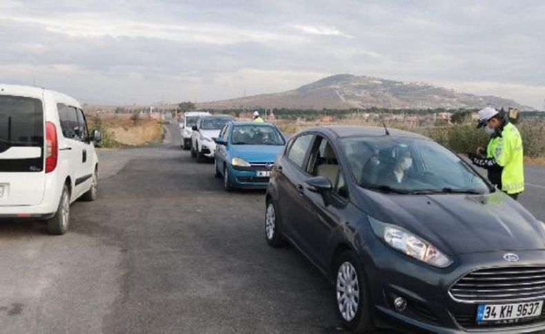 İzmir'de sokağa çıkma kısıtlaması öncesi trafik yoğunluğu yaşandı