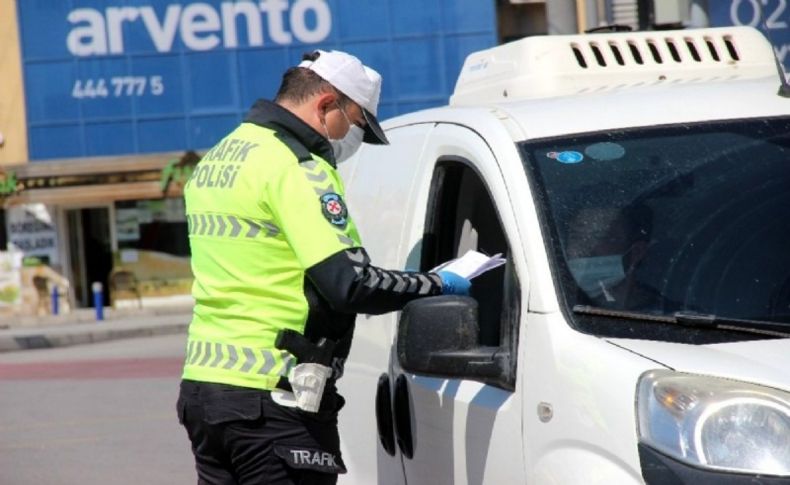 İzmir'de sokağa çıkma kısıtlamasına uymayan 1015 kişiye ceza kesildi