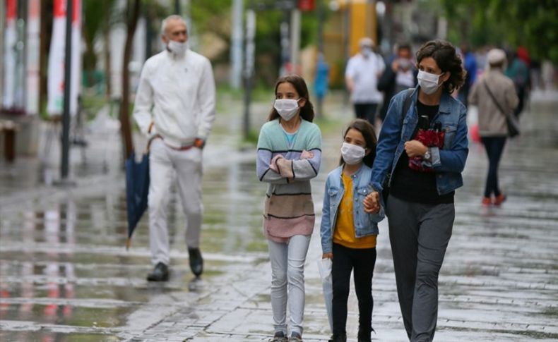 İzmir'de sokağa çıkma kısıtlamasının ardından kent meydanları hareketlendi