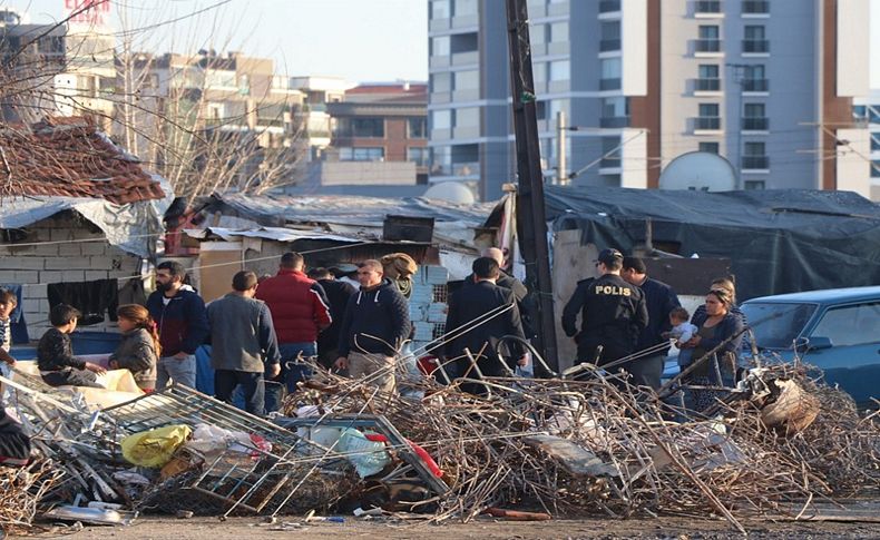 İzmir’de sokak ortasında iki grup arasında silahlı çatışma