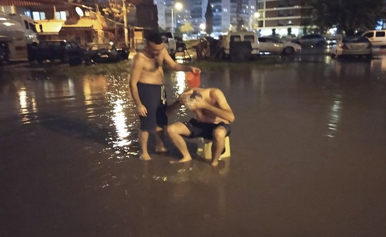 İzmir'de su kesintisine dikkati çekmek için yağmur suyuyla sokakta yıkandılar