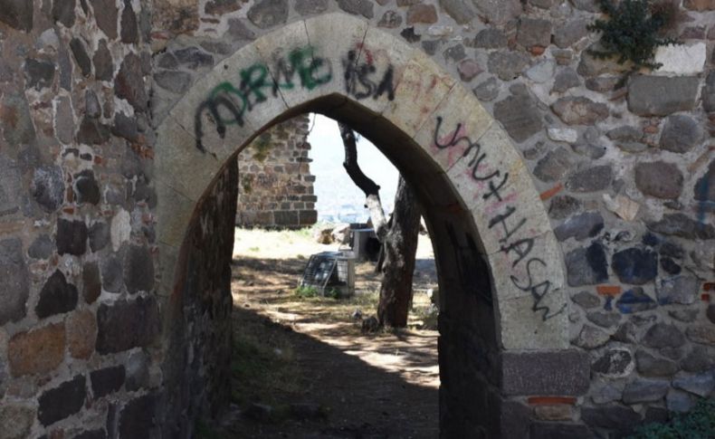 İzmir'de tarihi ayıp: Surlar yaz-boz tahtasına döndü!