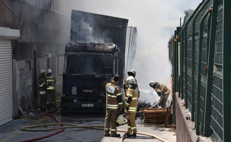 İzmir'de tırda başlayan yangın fabrikaya sıçradı