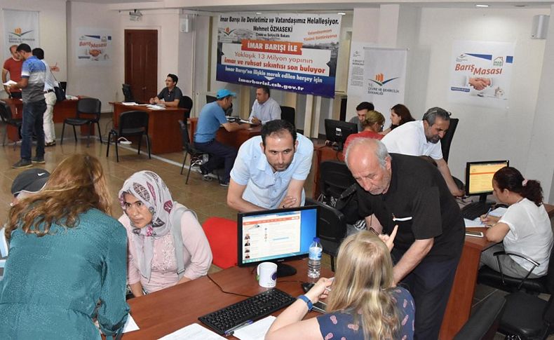 İzmir'de vatandaşlar, imar barışı için müdürlüğe koştu