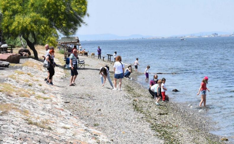 İzmir'de vatandaşlar İnciraltı'na koştu