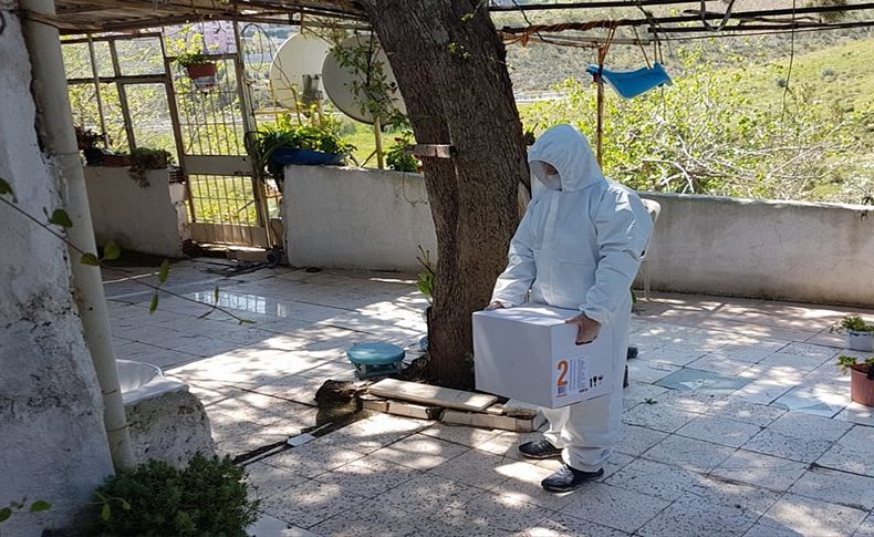İzmir'de Vefa Sosyal Destek Grubu evlerinde karantinada bulunanlara ziyaret