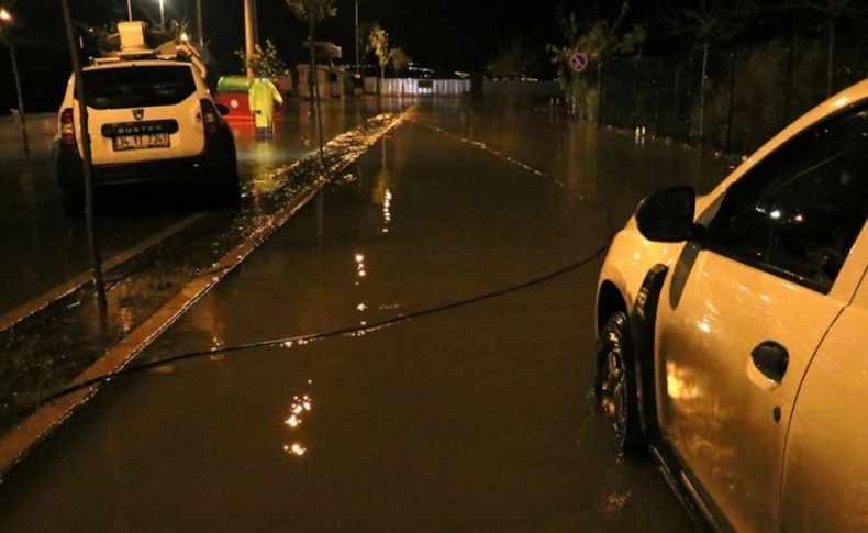 İzmir'de yağışın ardından denizin taşması sonucu araçlar su altında kaldı