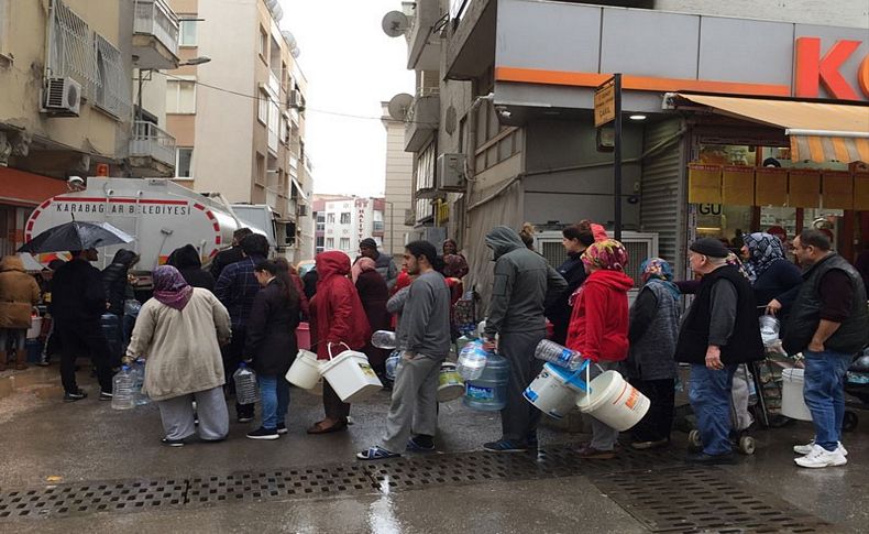 İzmir'de yağmur altında su kuyruğu!