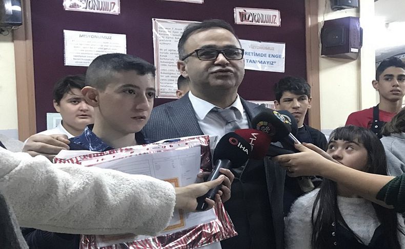 İzmir'de yaklaşık 850 bin öğrenci karne aldı