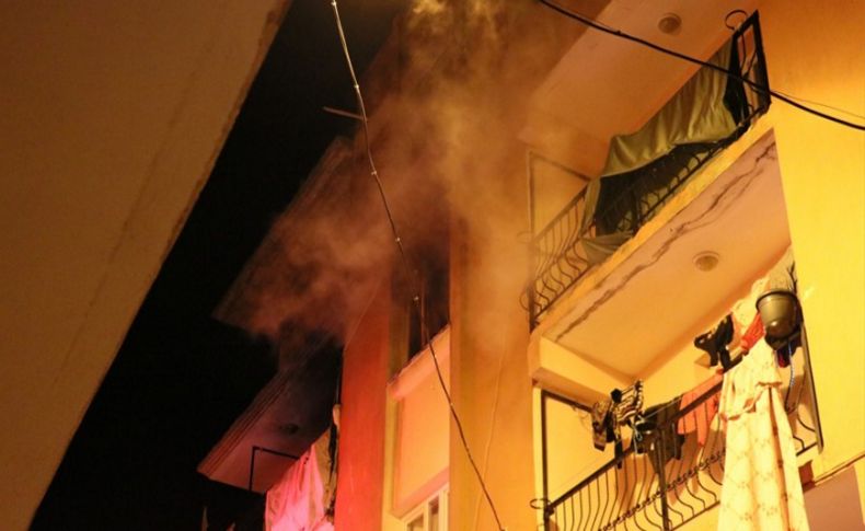 İzmir'de yangın paniği! 1'i bebek 4 kişi dumandan etkilendi