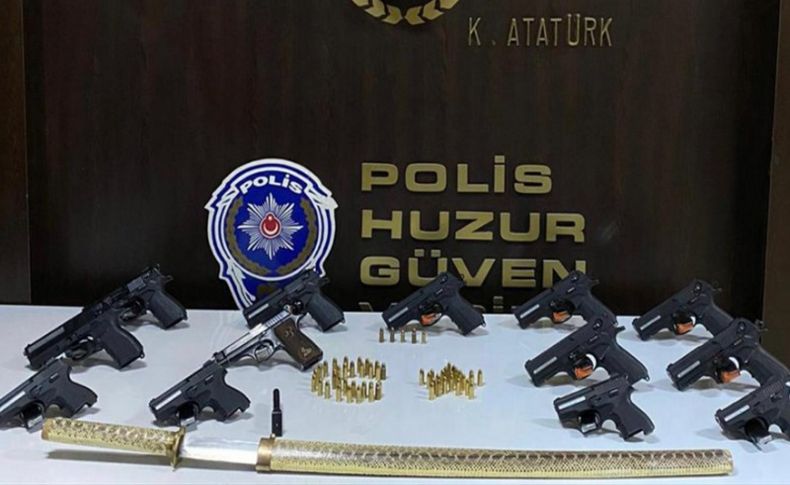 İzmir'de yasa dışı silah ticareti yapan bir kişi tutuklandı