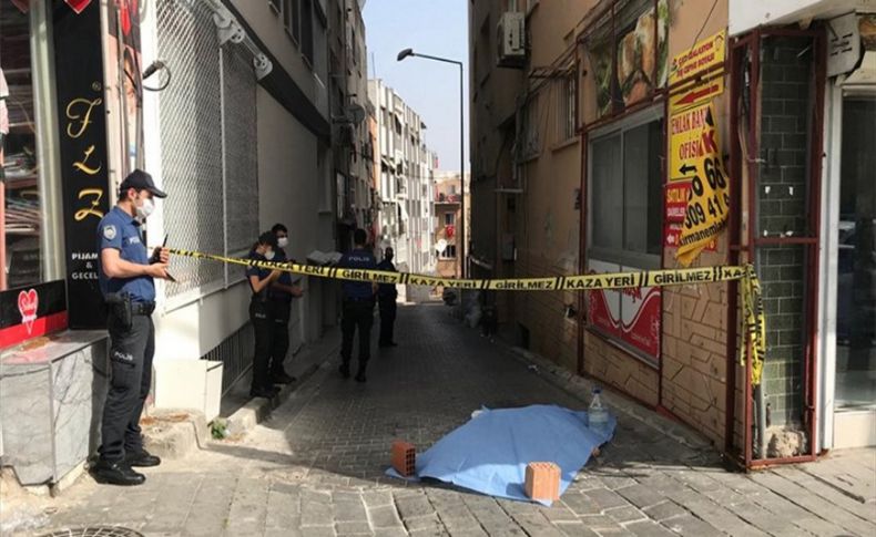 Yaşlı adam 5. kattan ölüme atladı