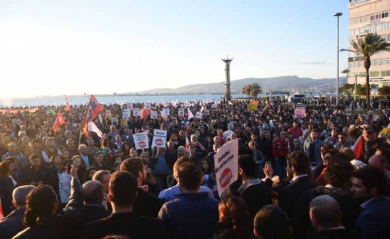İzmir'de YSK'ya hayır protestosu