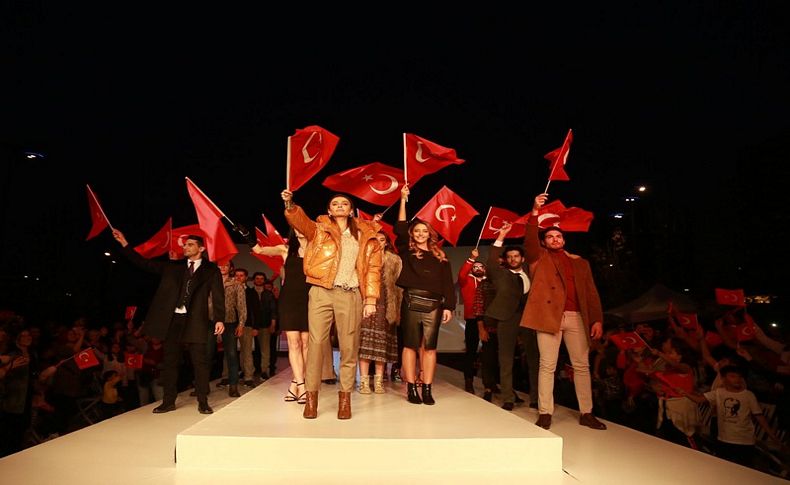 İzmir'deki defilede 'Cumhuriyet' coşkusu