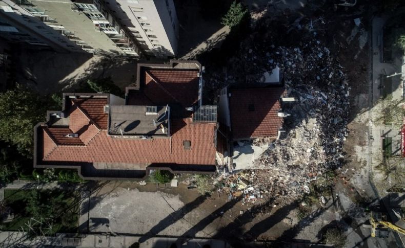 İzmir'deki depremde iki katı çöken Yılmaz Erbek Apartmanı'nda yıkım çalışmaları tekrar başladı