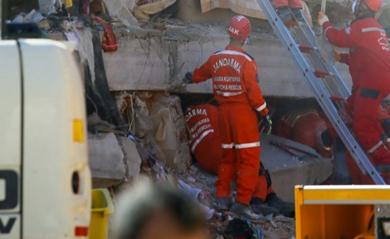 İzmir'deki depremde JAK taburu enkazdan 15 kişiyi çıkardı