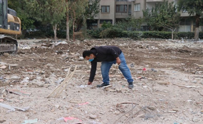İzmir'deki depremde yıkılan binanın apartman görevlisi, enkaz bölgesinden ayrılmıyor
