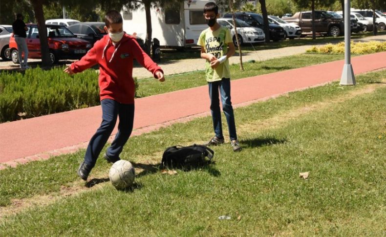 İzmir'deki parklarda çocuklar gönüllerince vakit geçirdi