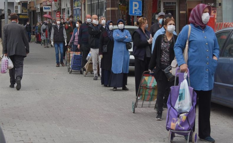 İzmir’deki pazar yerinde kuyruk oluştu