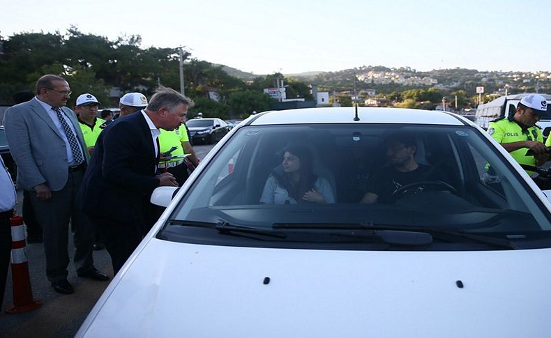 İzmir'deki protokol üyeleri trafik denetimine katıldı