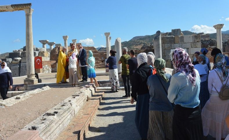 İzmir'deki St. John Kilisesi'nde ayin düzenlendi