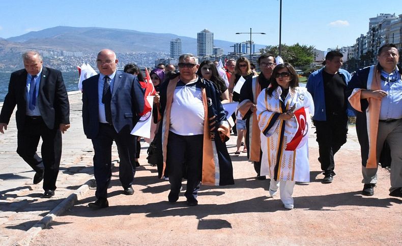 İzmir Demokrasi Üniversitesi'nden '15 Temmuz' yürüyüşü