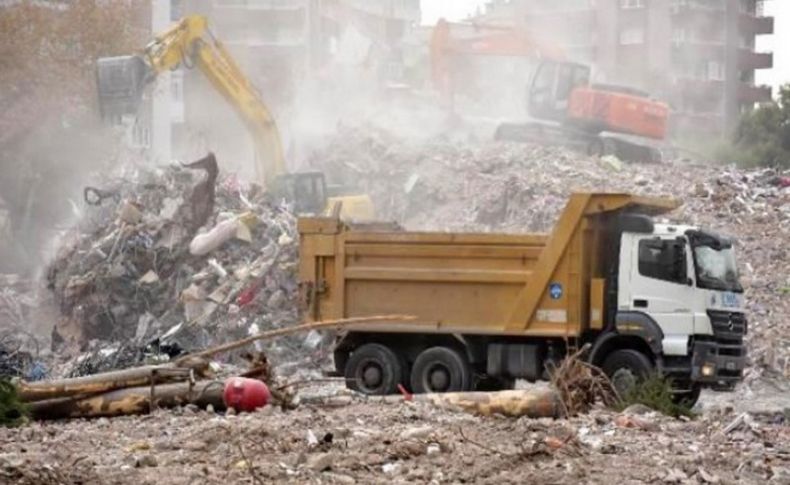 İzmir depreminde hasar gören binaların yıkımında esnaftan toz tepkisi