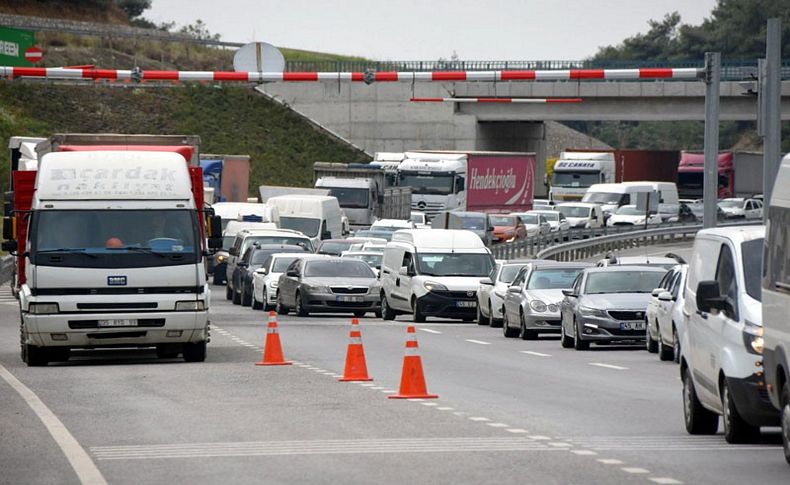 İzmir'e giriş yok! Sabuncubeli'nde kilometrelerce kuyruk...