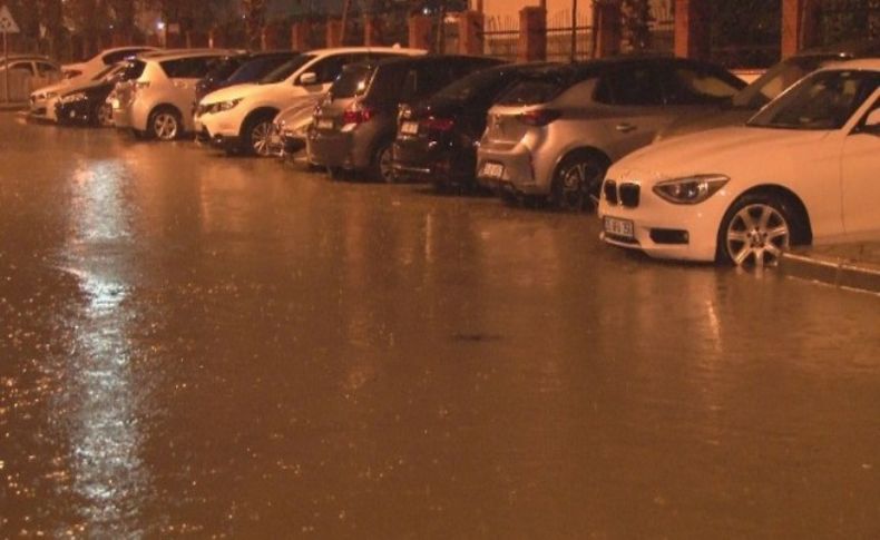 İzmir'i sağanak vurdu: Caddeler göle döndü