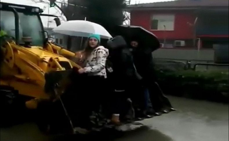 İzmir'in göbeğinde ilginç görüntüler; Kepçeyle servis