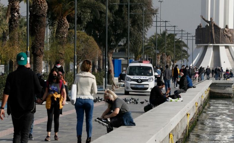 İzmir'in işlek noktalarında yoğunluk görüldü