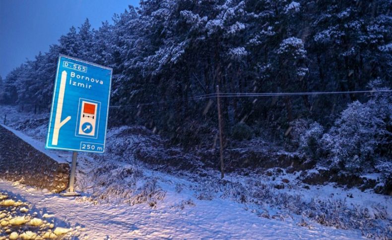 İzmir'in yüksek kesimlerinde kar yağışı etkili oluyor