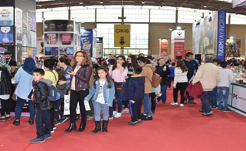 İzmir Kitap Fuarı'na son gününde yoğun ilgi