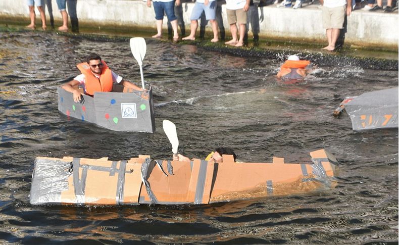 İzmir Körfezi’nde karton tekneler yarıştı