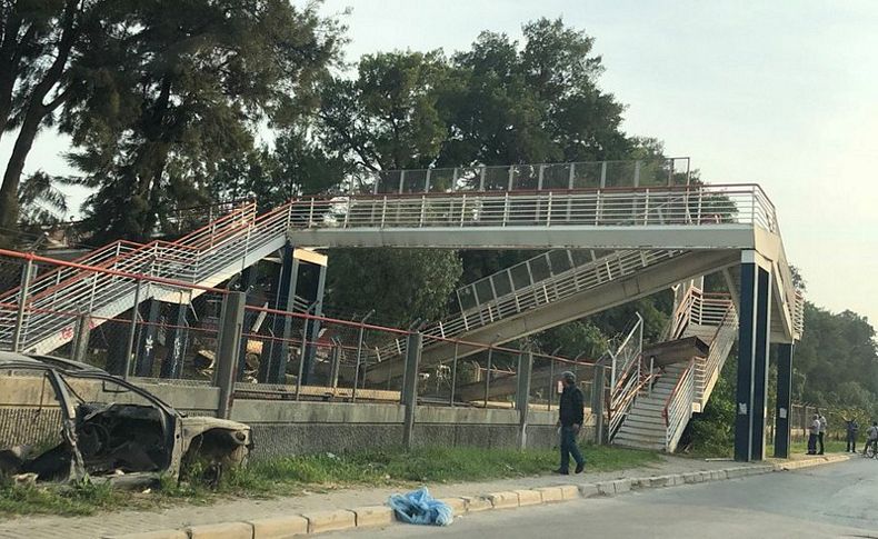 İzmir Metrosunda üst geçit çöktü